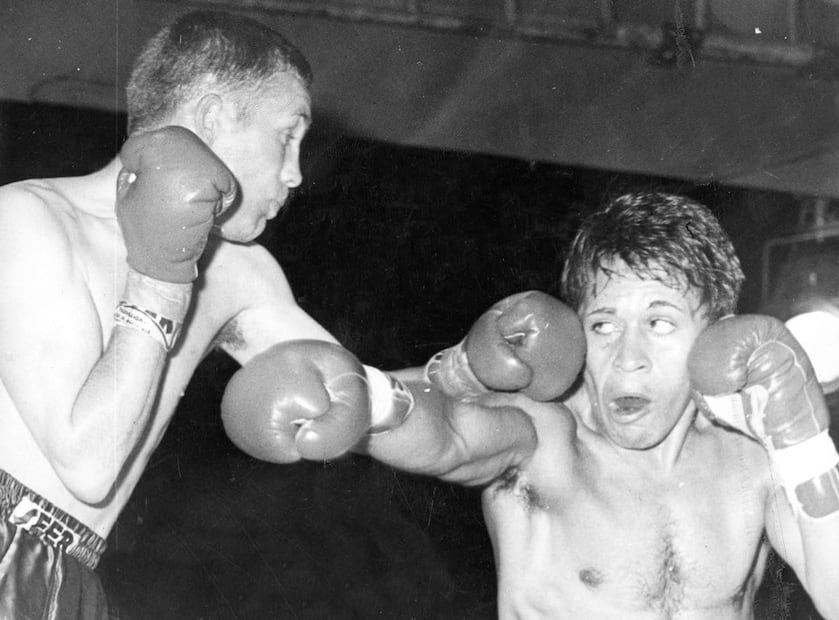 Segunda pelea Saldívar vs. Winstone, en Gales. Como ganador, el mexicano recibió un trofeo de plata y 70 mil dólares; el galés se embolsó 30 mil. Foto: UPI/ESPECIAL.
