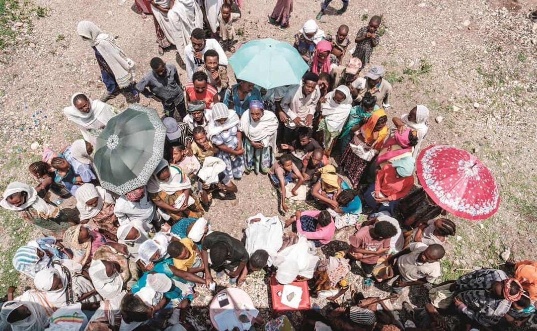 En 2020, entre 720 y 811 millones de personas padecieron hambre en el mundo. En la foto, gente en Tigray, en el norte de Etiopía, espera recibir su dotación de alimentos. Foto: Eduardo Soteras. AFP