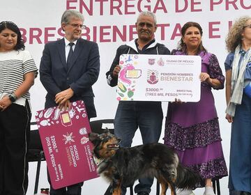 Clara Brugada entrega la Pensión Hombres Bienestar de 60 a 64 años en CDMX