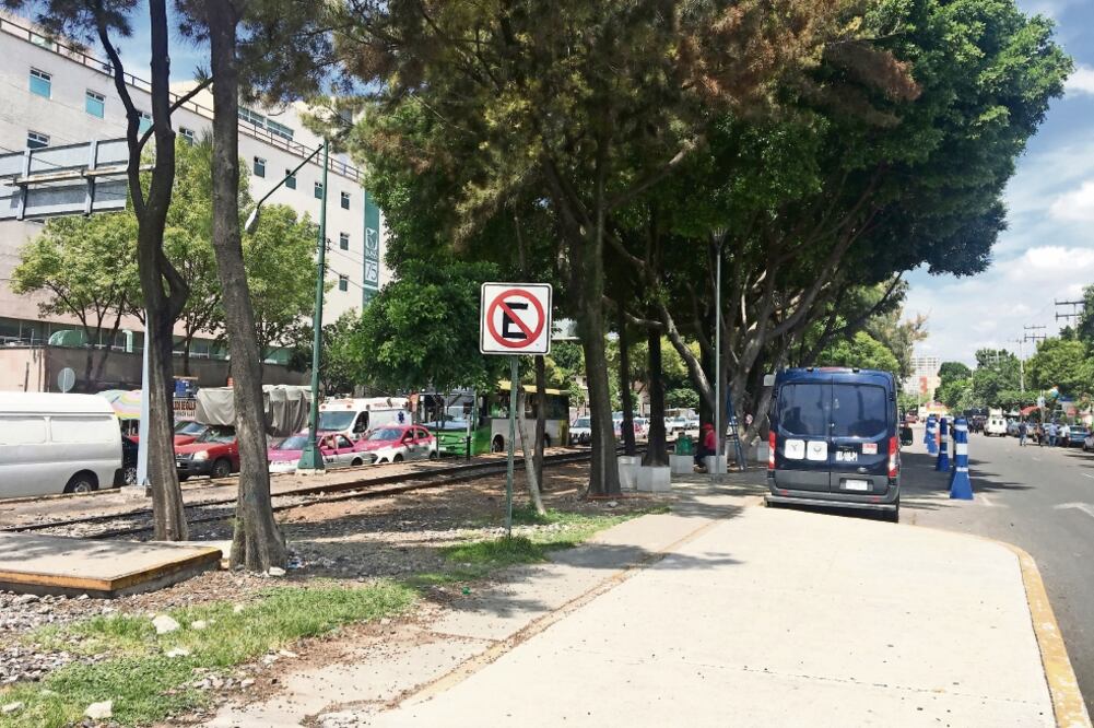 Por las mañanas y tardes la calles alrededor del Hospital General La Raza lucen repletas de autos, médicos, pacientes, trabajadores del lugar y franeleros. El problema se da al oscurecer, que es cuando salen los ladrones, acusan colonos. (EDUARDO HERNÁND)