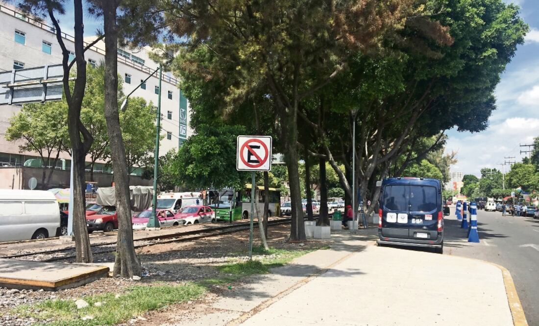 Por las mañanas y tardes la calles alrededor del Hospital General La Raza lucen repletas de autos, médicos, pacientes, trabajadores del lugar y franeleros. El problema se da al oscurecer, que es cuando salen los ladrones, acusan colonos. (EDUARDO HERNÁND)