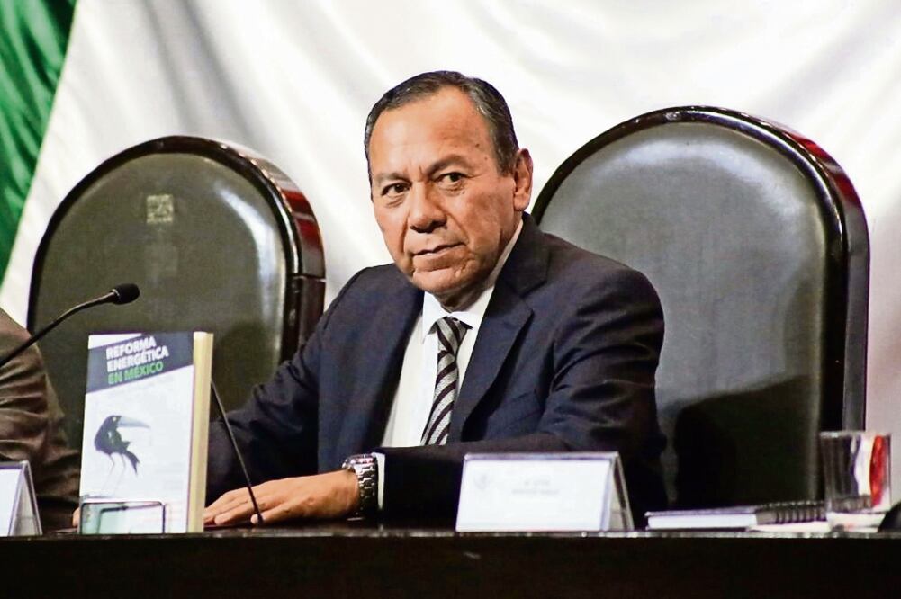 Jesús Zambrano (PRD), presidente de la Cámara de Diputados, en la presentación del libro Reforma energética en México. Minimizar al Estado para maximizar los negocios privados, de Víctor Rodríguez Padilla (PRD)