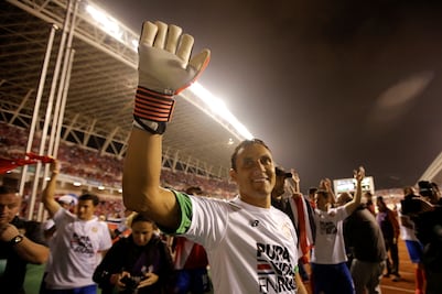 Keylor Navas rapa a su entrenador 