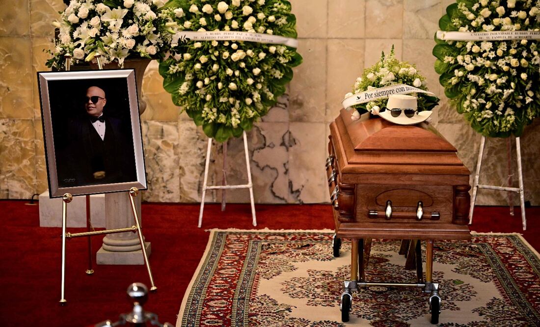 Velorio del merenguero Rubby Pérez, quien murió en el colapso del techo de la discoteca Jet Set donde se presentaba. Foto: Martin BERNETTI / AFP.