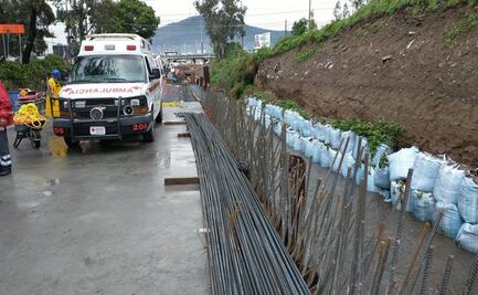 Rescatan a cinco trabajadores tras derrumbe de estructura en Río de los Remedios
