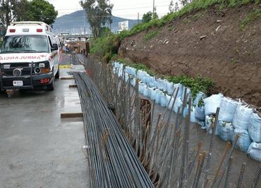Rescatan a cinco trabajadores tras derrumbe de estructura en Río de los Remedios
