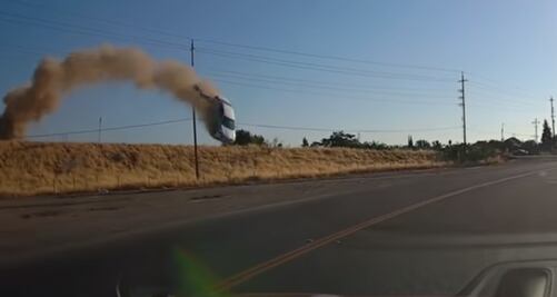 Accidente automovilístico termina con impresionante salto a más de 100 km/h