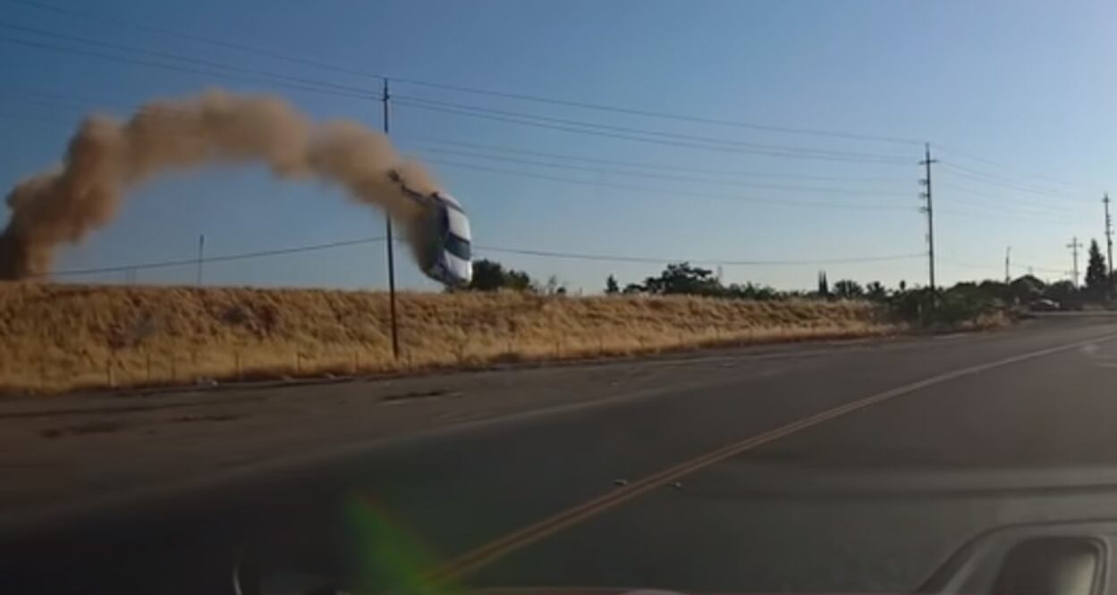 Accidente automovilístico termina con impresionante salto a más de 100 km/h