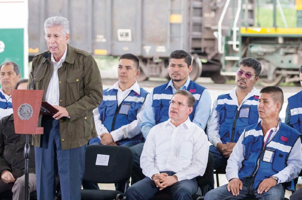 El titular de la SCT, Gerardo Ruiz Esparza, aseguró que el incidente en el Paso Exprés de Cuernavaca sirvió para aprender y mejorar carreteras. FOTO: PRESIDENCIA