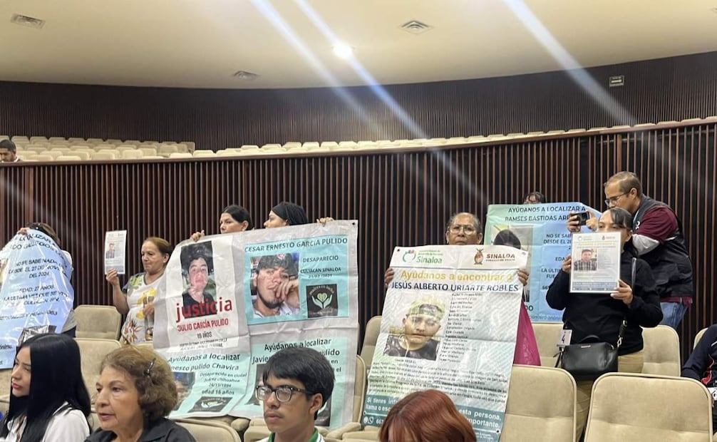 Buscadoras irrumpen en Congreso de Sinaloa para exigir destituciones; acusan amenazas de subsecretaria de Derechos Humanos.
Foto: Javier Cabrera Martínez
