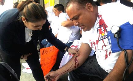 Trabajadores de salud se desangran en protesta en Oaxaca