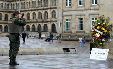 "Entierran" guerra con coronas fúnebres en Colombia