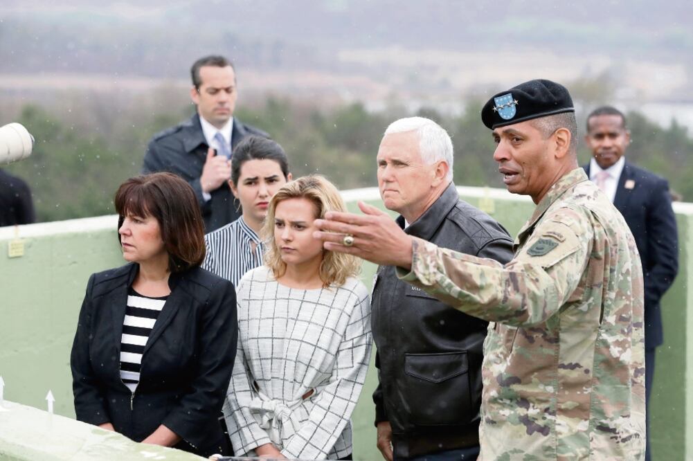 El vicepresidente estadounidense, Mike Pence, y su familia visitaron ayer el observatorio en la división entre Corea del Norte y del Sur en la zona desmilitarizada (LEE JIN-MAN. AP)