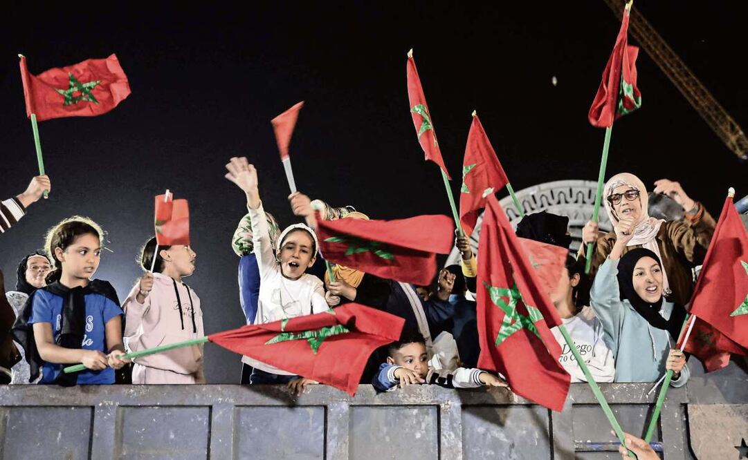 Marroquíes celebran la decisión del Consejo de Seguridad de la ONU, que expresó su apoyo al plan de autonomía de Marruecos para el Sáhara Occidental. Foto: Abdel Majid Bziouat / AFP