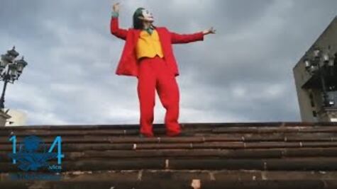 Fan de Joker baila como él en la Macroplaza y se viraliza