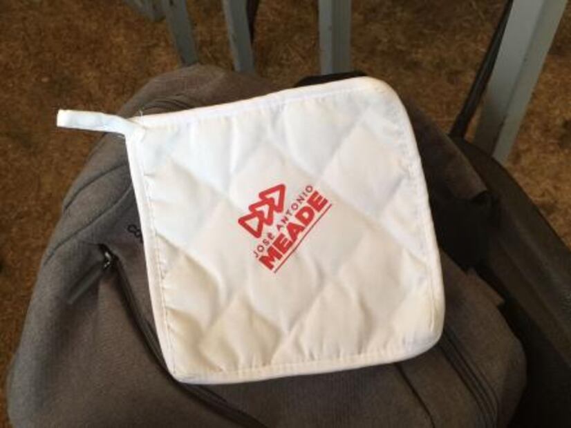 Agasaja José Antonio Meade a mamás con bolsas y ‘no te quemes’