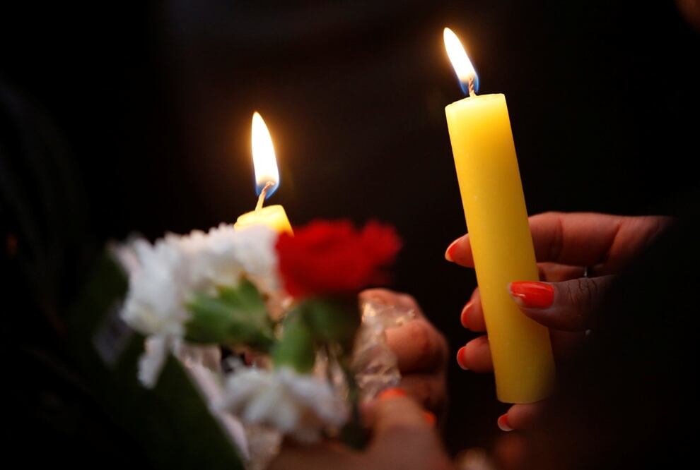 Demonstrators holding candles, protesting against the murder of journalist Javier Valdez – Photo: Henry Romero/Reuters