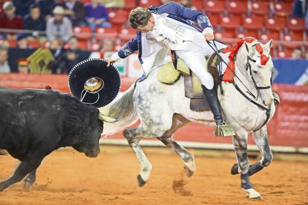 El veterano rejoneador Rodrigo Santos tuvo una tarde de éxito, ayer (FOTO: RODRIGO SANTIAGO)
