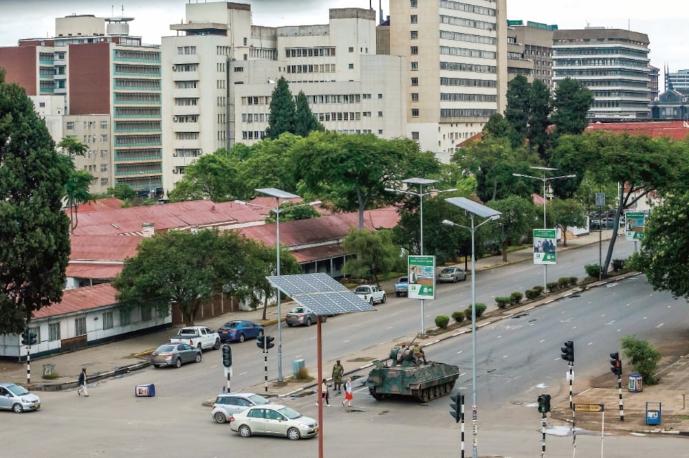 En las calles de Harare podían verse ayer tanques militares, mientras la gente intentaba sacar dinero de los bancos, en medio de la crisis que vive Zimbabue, donde el ejército asumió el control (JEKESAI NIJIKIZANA. AFP)