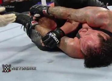 Undertaker tiene triunfo polémico sobre Lesnar