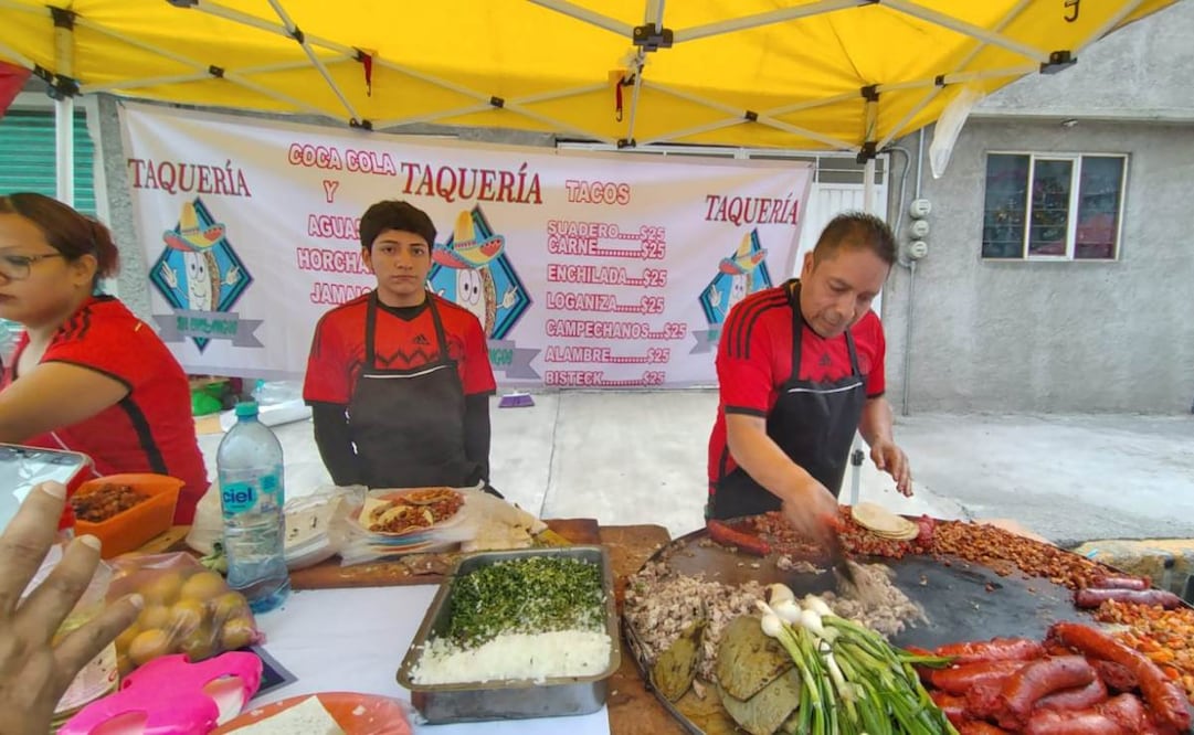 Entre porras y antojitos, Santa Úrsula hace su propio partido; vecinos aprovechan afluencia al Estadio Ciudad de México para instalar puestos.
Foto: Arantxa Meave