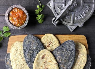 Prepara tlacoyos con sabor a puestito