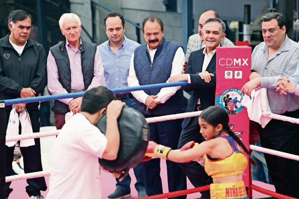 El jefe de Gobierno invitó a Mauricio Sulaimán a realizar un torneo llamado Boxeando por tu Salud para ampliar la participación en el programa (BERENICE FREGOSO. EL UNIVERSAL)