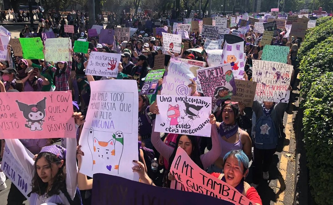 "Una motomami cuida a otra motomami", se lee en una de las pancartas que las mujeres lucen en la marcha del 8M / Foto: Diego Simón EL UNIVERSAL 