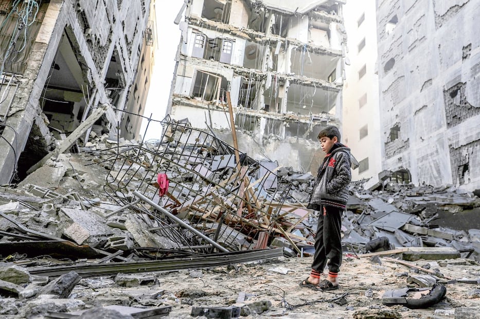 Un niño palestino observa las ruinas de un edificio de departamentos que fue destruido tras un ataque aéreo israelí en la ciudad de Gaza. (MOHAMMED SABER. EFE)