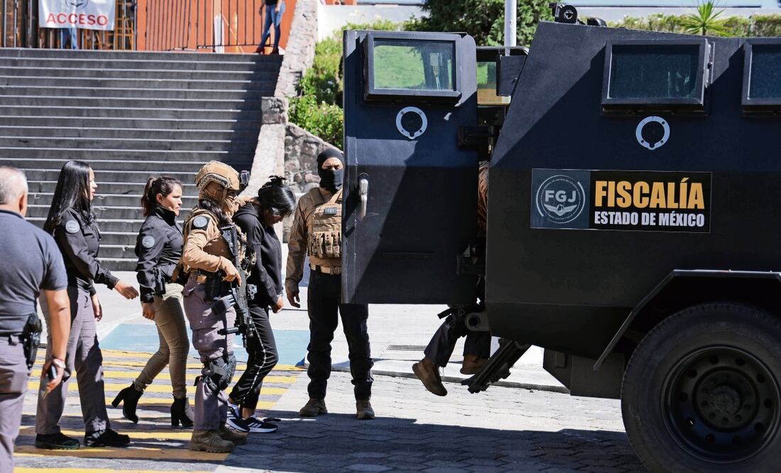La alcaldesa de Amanalco, María Elena Martínez, fue trasladada al edificio central de la Fiscalía mexiquense. Foto: Arturo Hernández / EL UNIVERSAL