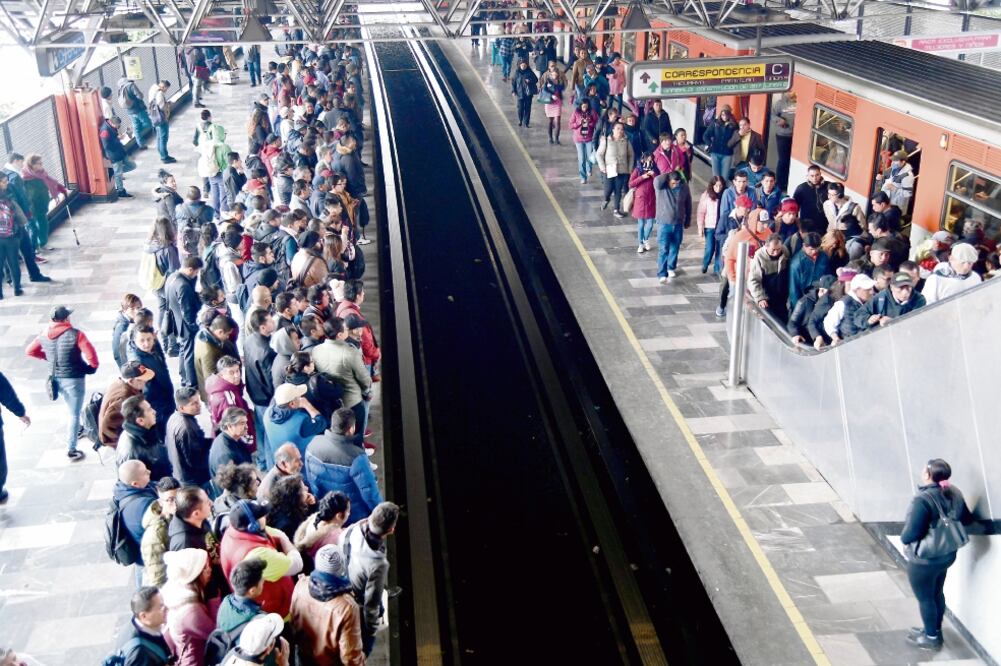 En la estación Chabacano, dirección Cuatro Caminos, las personas formaban hasta cuatro filas para esperar subir al vagón por el retraso (ARCHIVO EL UNIVERSAL)