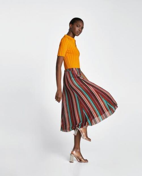 Falda plisada con rayas, la prenda esencial para ir a trabajar