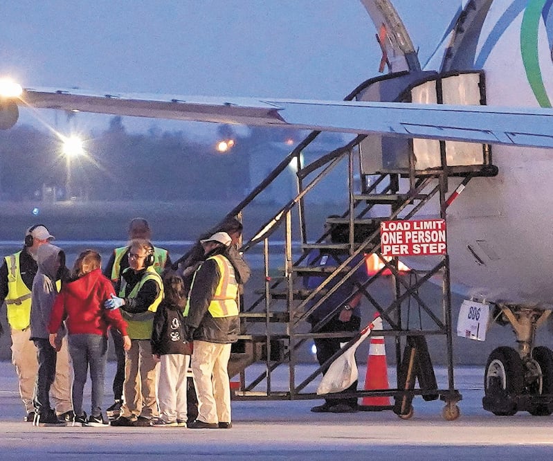 Indocumentados son escoltados para subir un avión desde el Aeropuerto Internacional de Brownsville, Texas, a Guatemala. Foto: GO NAKAMURA. REUTERS