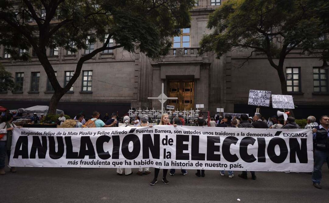 Integrantes de la organización “Resistencia Civil Activa y Pacífica” se manifiestan afuera de la Suprema Corte de Justicia de la Nación para pedir la anulación de las elecciones del poder judicial y manifestar su apoyo a la ministra Norma Piña. Foto: Diego Simón / EL UNIVERSAL