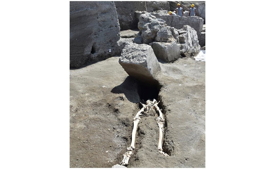 En la imagen, esqueleto de un hombre víctima de la furia de la erupción al que decapitó una enorme piedra. Foto: EFE
