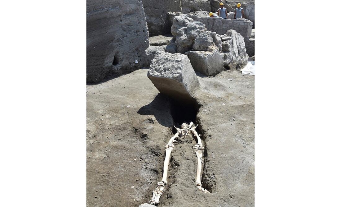 En la imagen, esqueleto de un hombre víctima de la furia de la erupción al que decapitó una enorme piedra. Foto: EFE