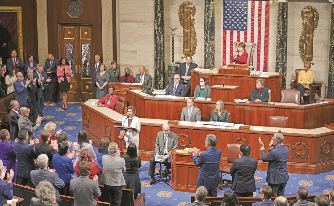 Legisladores aplaudieron mientras la presidenta de la Cámara de Representantes, Nancy Pelosi, hablaba en el Capitolio, en Washington. Foto: Carolyn Kaster / AP 