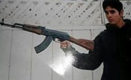 Difunden foto de diputado de Morena posando con un rifle automático