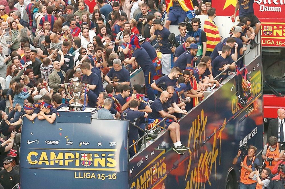 En tierra catalana, el plantel culé realizó el festejo con sus hinchas (MANU FERNÁNDEZ. AP)
