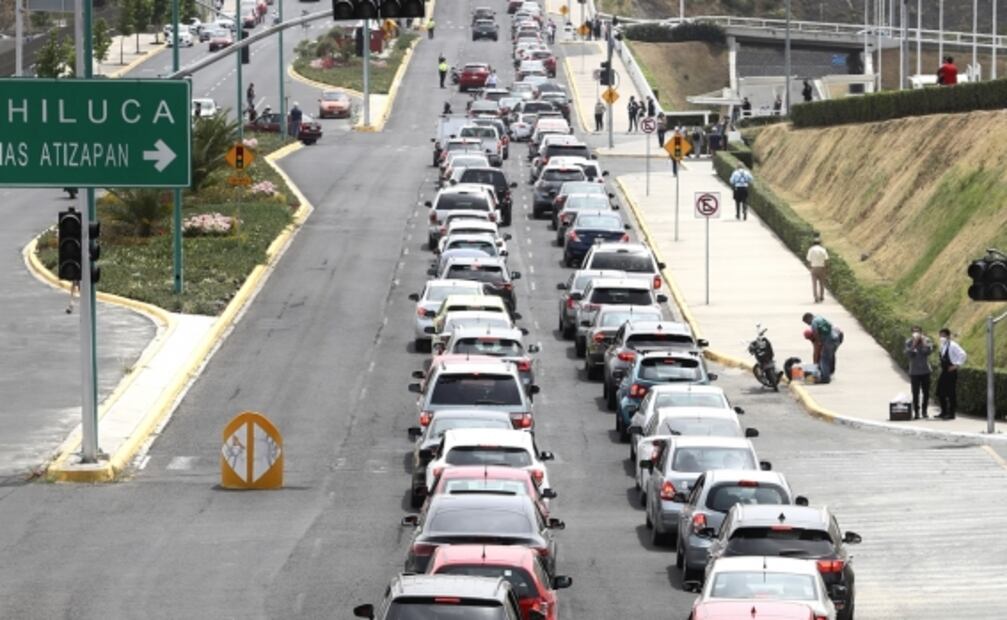 Centros de vacunación en autos en Edomex, con filas de varios kilómetros