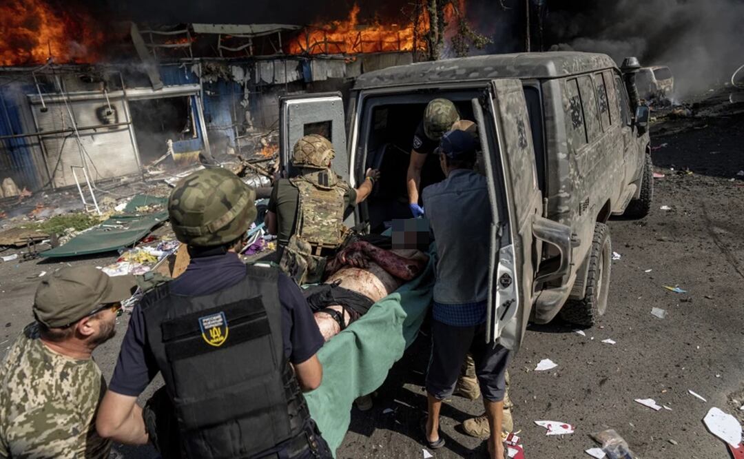 Paramédicos suben a un herido a una ambulancia luego de un ataque con misil ruso en un mercado al aire libre en la ciudad de Konstantinovka, Ucrania, el miércoles 6 de septiembre de 2023. Foto: AP