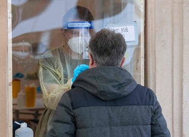 Científico revela que la variante ómicron pudo mutar en un paciente con VIH, infectado por Covid-19