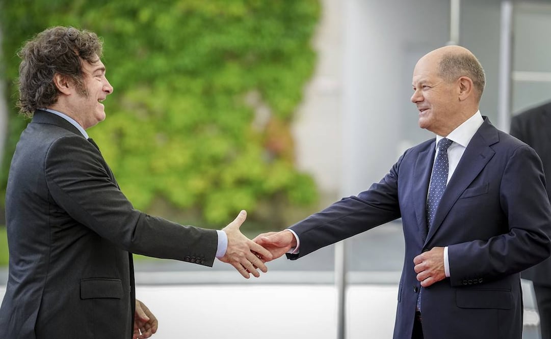 El canciller alemán Olaf Scholz, derecha, y el presidente de Argentina, Javier Milei. Foto: AP