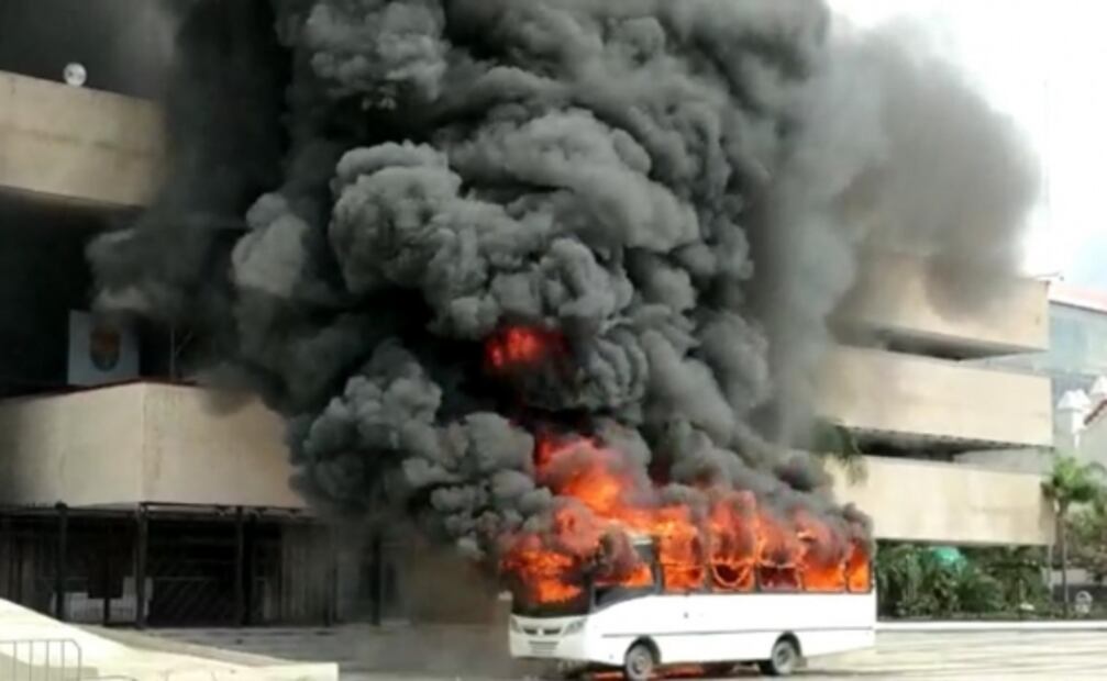 Presuntos normalistas queman camión del transporte urbano en Tuxtla Gutiérrez