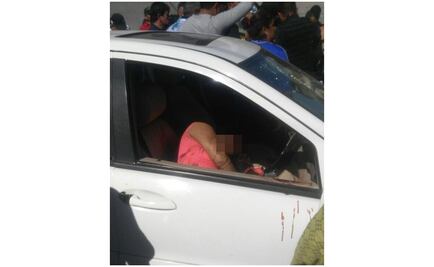 Motociclistas persiguen y balean a ocupantes de un Mercedes; hay 2 muertos