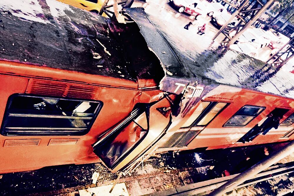 De acuerdo con información de las autoridades, un tren iba ingresando al andén cuando se incrustó en la parte trasera de otro convoy que estaba abandonando la estación