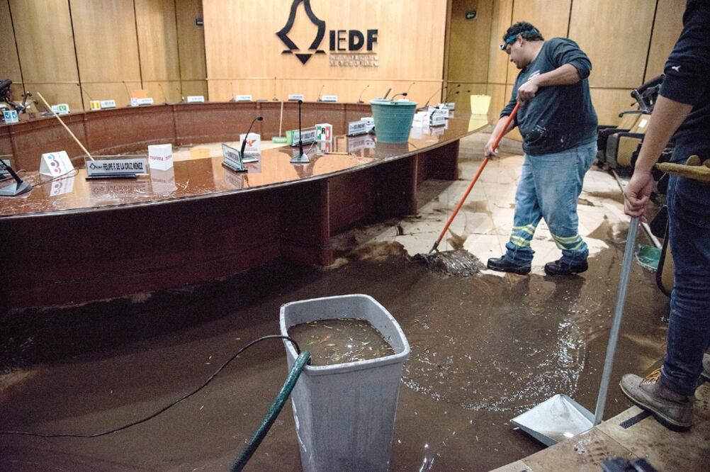 Las labores de limpieza se realizaron entre las 23:00 horas del lunes y las 15:00 horas de ayer con apoyo de Protección Civil, la AGU y el Sistema de Aguas. (TERCERO DÍAZ. CUARTOSCURO)