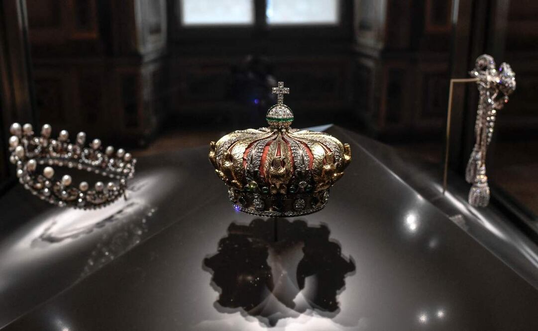 Esta imagen muestra la corona de la emperatriz francesa Eugenia de Montijo, expuesta en la Galería Apollon el 14 de enero de 2020 en el Museo del Louvre de París, tras su reapertura tras diez meses de reformas. Foto: AFP