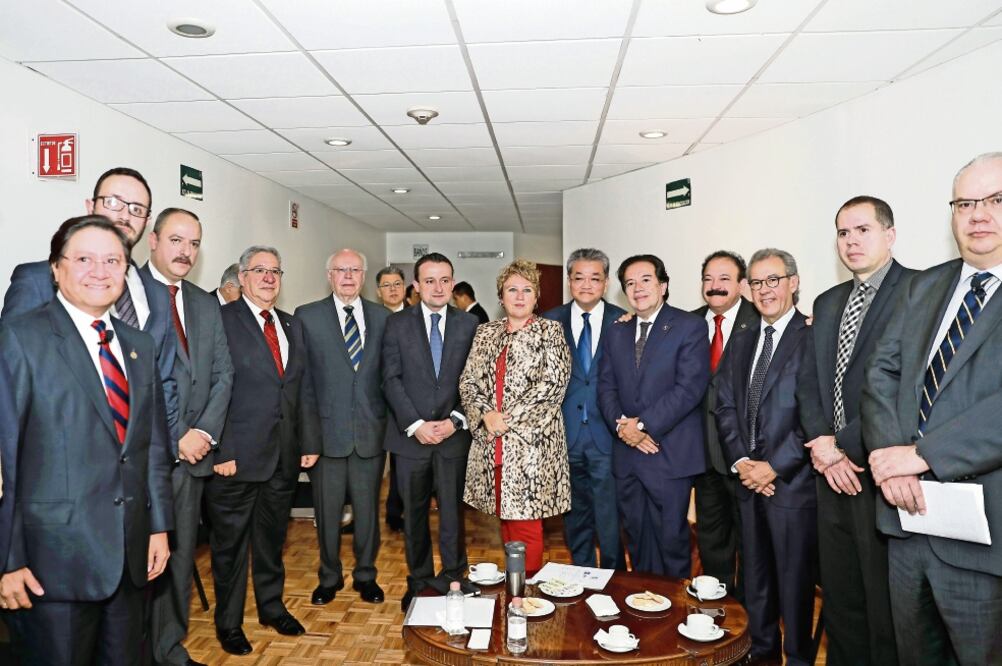 El Director General de EL UNIVERSAL, Juan Francisco Ealy Lanz Duret (tercero de izq. a der.); José Narro, titular de la Ssa (quinto de izq. a der.), junto a él Mikel Arriola, director del IMSS (ALEJANDRA LEYVA. EL UNIVERSAL)