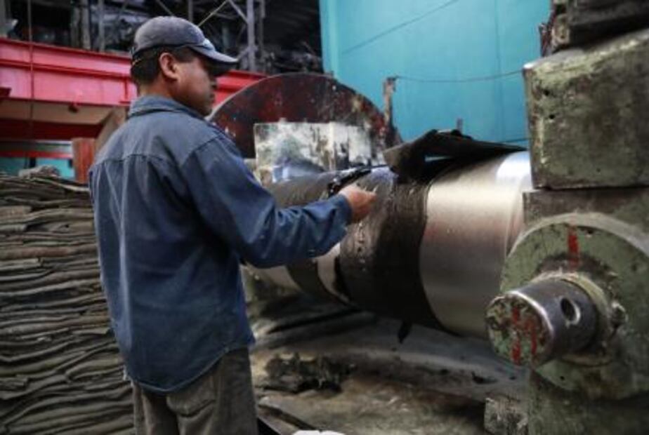 Crean mexicanos impermeabilizante con llantas usadas